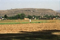 Image of sheet 20030130 photo 20: Khanpurdamm bringt Wasser nach Islamabad
Jaulian (Urdu: جھولیاں) are the ruins of an ancient buddhistic monastery near Taxila, Punjab (Pakistan), Pakistan. 
Mann steckt seinen Finger in den Nabel des Budas, dies sollte ihm Glück bringen.
Kinder baden schwimmen bei einem Mühlerad Wasserrad Gruppe Mädchen springen Rikscha Velo
Portrait Mädchen Buddhas ohne Gesicht

Pakistan: Kinder Wasser Brunnen Tourismus Mädchen Baum Bäume Holz

Taxila (griechische Form des Namens; eigentlich Sanskrit, तक्षशिला, f. Takṣaśilā, Takshashila; wörtl: „Hügel des Taksha“, Pali: Takkasilā) war die historische Hauptstadt des Reiches Gandhara, das sich über die östlichen Gebiete des heutigen Afghanistan und den Nordwesten Pakistans erstreckte. Taxila erlebte seine Blütezeit vom fünften vorchristlichen bis zum fünften Jahrhundert unserer Zeit. Am Schnittpunkt dreier wichtiger Handelsstraßen gelegen, war der Ort von erheblicher wirtschaftlicher und strategischer Bedeutung. Die Überreste der Stadt, ein reichhaltiger Fundort für archäologische Forschungen, liegen etwa 35 km nordwestlich von Islamabad in der pakistanischen Provinz Punjab nahe der Grenze zur Nordwestprovinz und an der sogenannten Grand Trunk Road. Seit 1980 werden die archäologischen Stätten des früheren Taxila von der UNESCO als Weltkulturerbe gelistet.