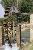 Image of sheet 20030130 photo 22: Wasserrad an einem kleinen Kanal.
Pakistan, Islamabad: Wassermühle. 24/05/2003  Punjab Taxila. Watermill in rural zone. Water mill Kids Children