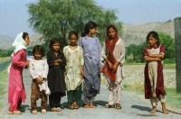 Image of sheet 20030130 photo 25: Khanpurdamm bringt Wasser nach Islamabad
Jaulian (Urdu: جھولیاں) are the ruins of an ancient buddhistic monastery near Taxila, Punjab (Pakistan), Pakistan. 
Mann steckt seinen Finger in den Nabel des Budas, dies sollte ihm Glück bringen.
Kinder baden schwimmen bei einem Mühlerad Wasserrad Gruppe Mädchen springen Rikscha Velo
Portrait Mädchen Buddhas ohne Gesicht

Pakistan: Kinder Wasser Brunnen Tourismus Mädchen Baum Bäume Holz

Taxila (griechische Form des Namens; eigentlich Sanskrit, तक्षशिला, f. Takṣaśilā, Takshashila; wörtl: „Hügel des Taksha“, Pali: Takkasilā) war die historische Hauptstadt des Reiches Gandhara, das sich über die östlichen Gebiete des heutigen Afghanistan und den Nordwesten Pakistans erstreckte. Taxila erlebte seine Blütezeit vom fünften vorchristlichen bis zum fünften Jahrhundert unserer Zeit. Am Schnittpunkt dreier wichtiger Handelsstraßen gelegen, war der Ort von erheblicher wirtschaftlicher und strategischer Bedeutung. Die Überreste der Stadt, ein reichhaltiger Fundort für archäologische Forschungen, liegen etwa 35 km nordwestlich von Islamabad in der pakistanischen Provinz Punjab nahe der Grenze zur Nordwestprovinz und an der sogenannten Grand Trunk Road. Seit 1980 werden die archäologischen Stätten des früheren Taxila von der UNESCO als Weltkulturerbe gelistet.