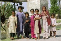 Image of sheet 20030130 photo 33: Kinder und Mädchen Gruppenbild stehen vor einem Wasserrad an einem Kanal.

Pakistan, Islamabad: Junge Mädchen posieren vor einer Wassermühle. 25/05/2003 OBJE_ Pakistan Punjab Taxila. A Group of girls stands in front of a watermill.