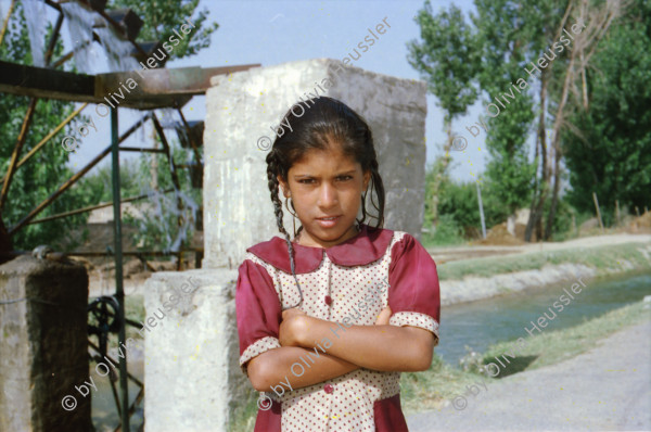 Image of sheet 20030140 photo 0: Pakistan    Shahzad Khan in Islamabad Lastwagen beschmückte Kinder vor Wasserrad Mädchen Fahrradfahrer Velofahrer Bicycle Portrait Bäume 
Auf der Strasse zwischen Peschawar nach Islamabad