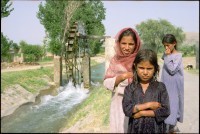 Image of sheet 20030140 photo 14: Kinder stehen vor einem Wasserrad an einem Kanal
Pakistan near Taxila a group of girls standing in front of water mill. 23/05/2003