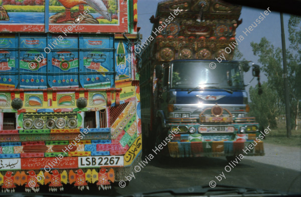 Image of sheet 20030140 photo 15: Pakistan    Shahzad Khan in Islamabad Lastwagen beschmückte Kinder vor Wasserrad Mädchen Fahrradfahrer Velofahrer Bicycle Portrait Bäume 
Auf der Strasse zwischen Peschawar nach Islamabad