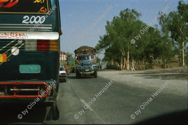 Image of sheet 20030140 photo 17: Pakistan    Shahzad Khan in Islamabad Lastwagen beschmückte Kinder vor Wasserrad Mädchen Fahrradfahrer Velofahrer Bicycle Portrait Bäume 
Auf der Strasse zwischen Peschawar nach Islamabad