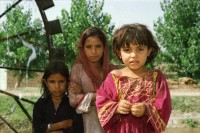 Image of sheet 20030140 photo 2: Pakistan    Shahzad Khan in Islamabad Lastwagen beschmückte Kinder vor Wasserrad Mädchen Fahrradfahrer Velofahrer Bicycle Portrait Bäume 
Auf der Strasse zwischen Peschawar nach Islamabad