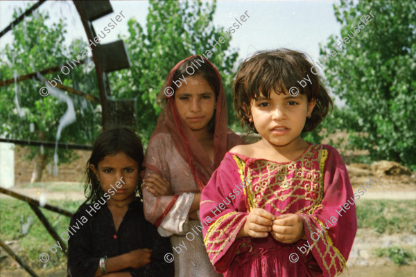 Image of sheet 20030140 photo 2: Pakistan    Shahzad Khan in Islamabad Lastwagen beschmückte Kinder vor Wasserrad Mädchen Fahrradfahrer Velofahrer Bicycle Portrait Bäume 
Auf der Strasse zwischen Peschawar nach Islamabad