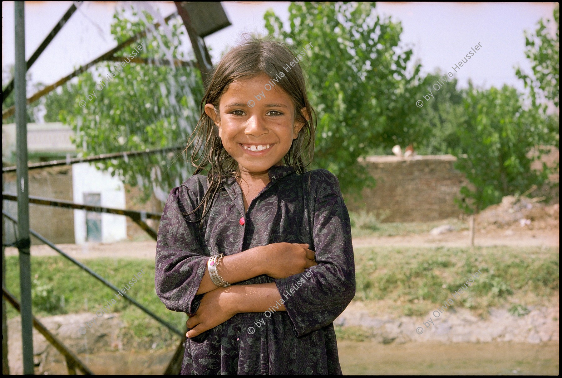 Image of sheet 20030140 photo 5: Mädchen steht vor einem Wasserrad 
Pakistan near Taxila. 
Girl stands in front of water mill 23/05/2003