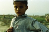 Image of sheet 20030160 photo 23: Pakistan Islamabad 
Afghans in Pakistan (Urdu: افغان مُہاجر, Muhajir Afghans) are refugees who fled Afghanistan during the 1980s Soviet war in their homeland into Pakistan.[2] As of March 2009, some 1.7 million registered Afghan nationals were reported to be still living in Pakistan. They are allowed to work and attend schools in the country until the end of 2012.[1]
Im Flüchtlingslager Slum F-11 leben seit 1985 55'000- 60'000 afghanische Flüchtlinge. Das Lager
Friedrich Neumann Stiftung Jeep Heute stehen auf dem Gelände des ehemaligen Flüchtlingslager moderne teure Wohnungen zum Kauf angeboten.