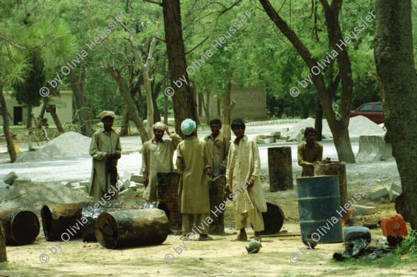 Image of sheet 20030160 photo 5: Pakistan Islamabad 
Afghans in Pakistan (Urdu: افغان مُہاجر, Muhajir Afghans) are refugees who fled Afghanistan during the 1980s Soviet war in their homeland into Pakistan.[2] As of March 2009, some 1.7 million registered Afghan nationals were reported to be still living in Pakistan. They are allowed to work and attend schools in the country until the end of 2012.[1]
Im Flüchtlingslager Slum F-11 leben seit 1985 55'000- 60'000 afghanische Flüchtlinge. Das Lager
Friedrich Neumann Stiftung Jeep Heute stehen auf dem Gelände des ehemaligen Flüchtlingslager moderne teure Wohnungen zum Kauf angeboten.