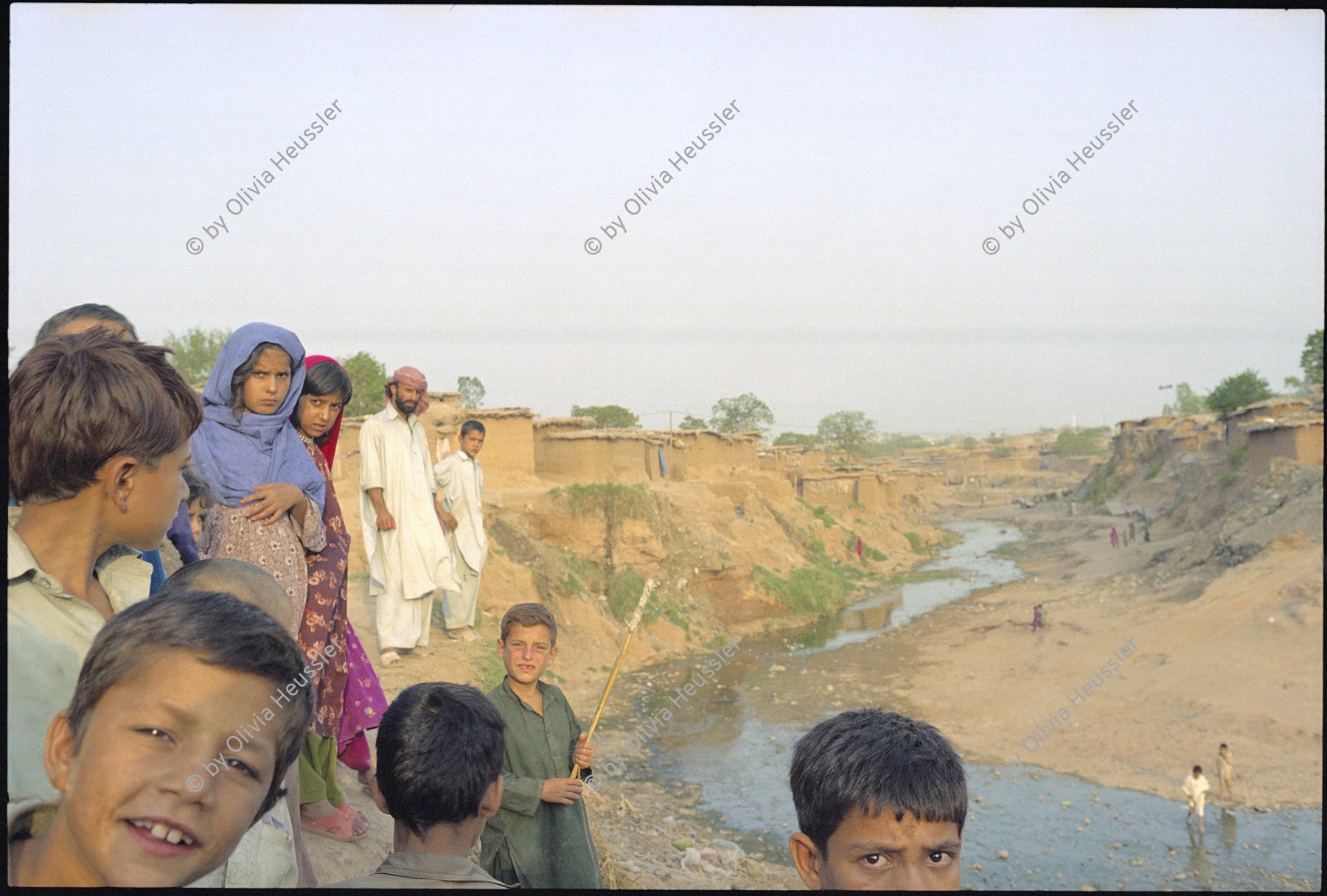 Image of sheet 20030170 photo 11: Im Flüchtlingslager des UNHCR für afghanische Flüchtlinge in Islamabad. F-11
Pakistan 2003 refugee camp water river dirty afghan kids children boys girls