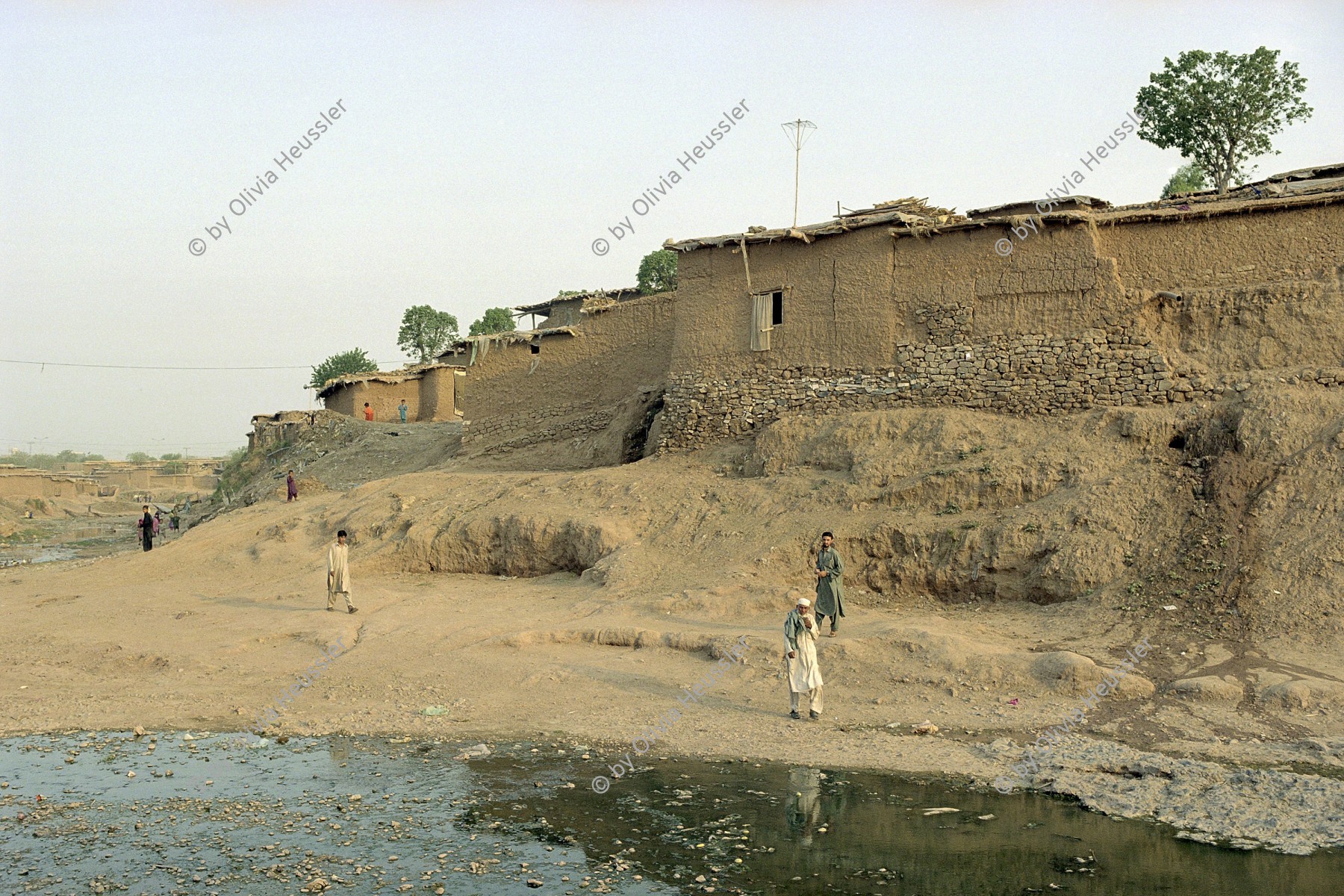 Image of sheet 20030170 photo 16: Im Flüchtlingslager des UNHCR für afghanische Flüchtlinge in Islamabad. F-11
Pakistan 2003 refugee camp water river dirty afghan