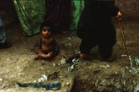 Image of sheet 20030170 photo 21: Mädchen versteckt sich Im Flüchtlingslager des UNHCR für afghanische Flüchtlinge in Islamabad. F-11 Pakistan 2003 young refugee camp girls women children Pakistan