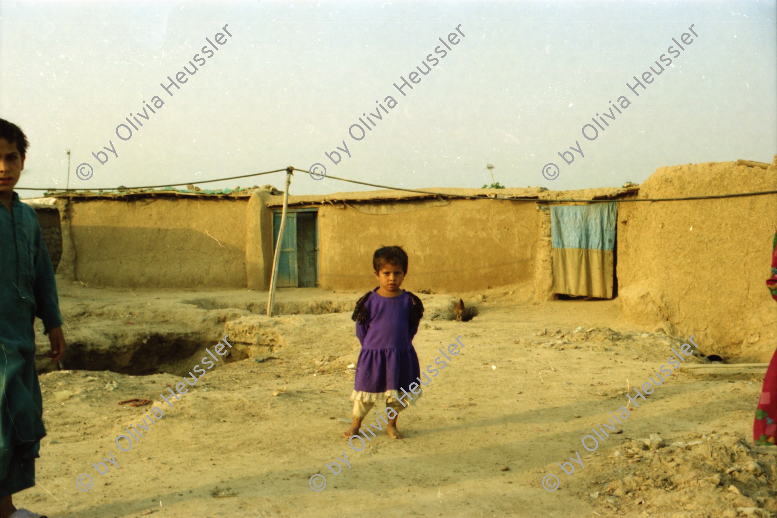Image of sheet 20030170 photo 26: Mädchen versteckt sich Im Flüchtlingslager des UNHCR für afghanische Flüchtlinge in Islamabad. F-11 Pakistan 2003 young refugee camp girls women children Pakistan