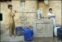 Image of sheet 20030170 photo 27: Knaben Junge Buben Boys beim Wasser pumpen am Brunnen.Tanks Plastik Kanister im Flüchtlingslager des UNHCR für afghanische Flüchtlinge in Islamabad. F-11 Kids Baby boys human refugee camp Pakistan afghan