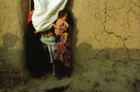 Image of sheet 20030170 photo 4: Pakistan Islamabad
Afghans in Pakistan (Urdu: افغان مُہاجر, Muhajir Afghans) are refugees who fled Afghanistan during the 1980s Soviet war in their homeland into Pakistan.[2] As of March 2009, some 1.7 million registered Afghan nationals were reported to be still living in Pakistan. They are allowed to work and attend schools in the country until the end of 2012.[1]
Im Flüchtlingslager des UNHCR Slum F-11 leben seit 1985 55'000- 60'000 afghanische Flüchtlinge.