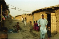 Image of sheet 20030170 photo 6: Pakistan Islamabad
Afghans in Pakistan (Urdu: افغان مُہاجر, Muhajir Afghans) are refugees who fled Afghanistan during the 1980s Soviet war in their homeland into Pakistan.[2] As of March 2009, some 1.7 million registered Afghan nationals were reported to be still living in Pakistan. They are allowed to work and attend schools in the country until the end of 2012.[1]
Im Flüchtlingslager des UNHCR Slum F-11 leben seit 1985 55'000- 60'000 afghanische Flüchtlinge. Mädchen Gruppen Wasserpumpe Wasser wird in Kanister abgefüllt.
Heute stehen auf dem Gelände des ehemaligen Flüchtlingslager moderne teure Wohnungen zum Kauf angeboten
