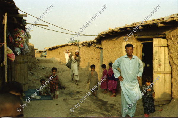 Image of sheet 20030170 photo 6: Pakistan Islamabad
Afghans in Pakistan (Urdu: افغان مُہاجر, Muhajir Afghans) are refugees who fled Afghanistan during the 1980s Soviet war in their homeland into Pakistan.[2] As of March 2009, some 1.7 million registered Afghan nationals were reported to be still living in Pakistan. They are allowed to work and attend schools in the country until the end of 2012.[1]
Im Flüchtlingslager des UNHCR Slum F-11 leben seit 1985 55'000- 60'000 afghanische Flüchtlinge. Mädchen Gruppen Wasserpumpe Wasser wird in Kanister abgefüllt.
Heute stehen auf dem Gelände des ehemaligen Flüchtlingslager moderne teure Wohnungen zum Kauf angeboten