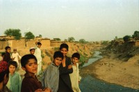Image of sheet 20030170 photo 9: Pakistan Islamabad
Afghans in Pakistan (Urdu: افغان مُہاجر, Muhajir Afghans) are refugees who fled Afghanistan during the 1980s Soviet war in their homeland into Pakistan.[2] As of March 2009, some 1.7 million registered Afghan nationals were reported to be still living in Pakistan. They are allowed to work and attend schools in the country until the end of 2012.[1]
Im Flüchtlingslager des UNHCR Slum F-11 leben seit 1985 55'000- 60'000 afghanische Flüchtlinge. Mädchen Gruppen Wasserpumpe Wasser wird in Kanister abgefüllt.
Heute stehen auf dem Gelände des ehemaligen Flüchtlingslager moderne teure Wohnungen zum Kauf angeboten