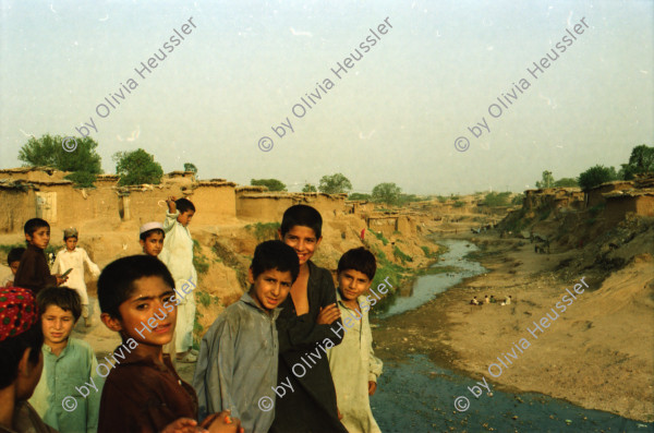 Image of sheet 20030170 photo 9: Pakistan Islamabad
Afghans in Pakistan (Urdu: افغان مُہاجر, Muhajir Afghans) are refugees who fled Afghanistan during the 1980s Soviet war in their homeland into Pakistan.[2] As of March 2009, some 1.7 million registered Afghan nationals were reported to be still living in Pakistan. They are allowed to work and attend schools in the country until the end of 2012.[1]
Im Flüchtlingslager des UNHCR Slum F-11 leben seit 1985 55'000- 60'000 afghanische Flüchtlinge. Mädchen Gruppen Wasserpumpe Wasser wird in Kanister abgefüllt.
Heute stehen auf dem Gelände des ehemaligen Flüchtlingslager moderne teure Wohnungen zum Kauf angeboten