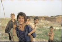 Image of sheet 20030180 photo 16: Mädchen trägt Kleinkind auf Rücken. Im Flüchtlingslager des UNHCR für afghanische Flüchtlinge in Islamabad. F-11 Pakistan