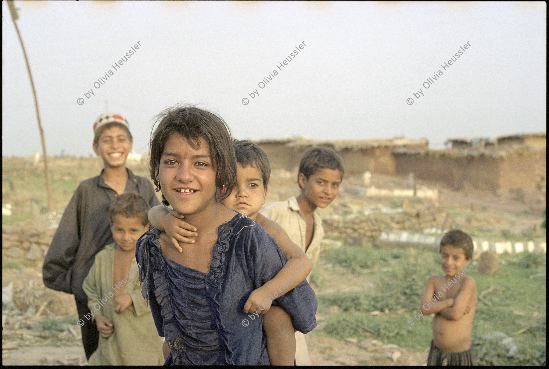 Image of sheet 20030180 photo 16: Mädchen trägt Kleinkind auf Rücken. Im Flüchtlingslager des UNHCR für afghanische Flüchtlinge in Islamabad. F-11 Pakistan