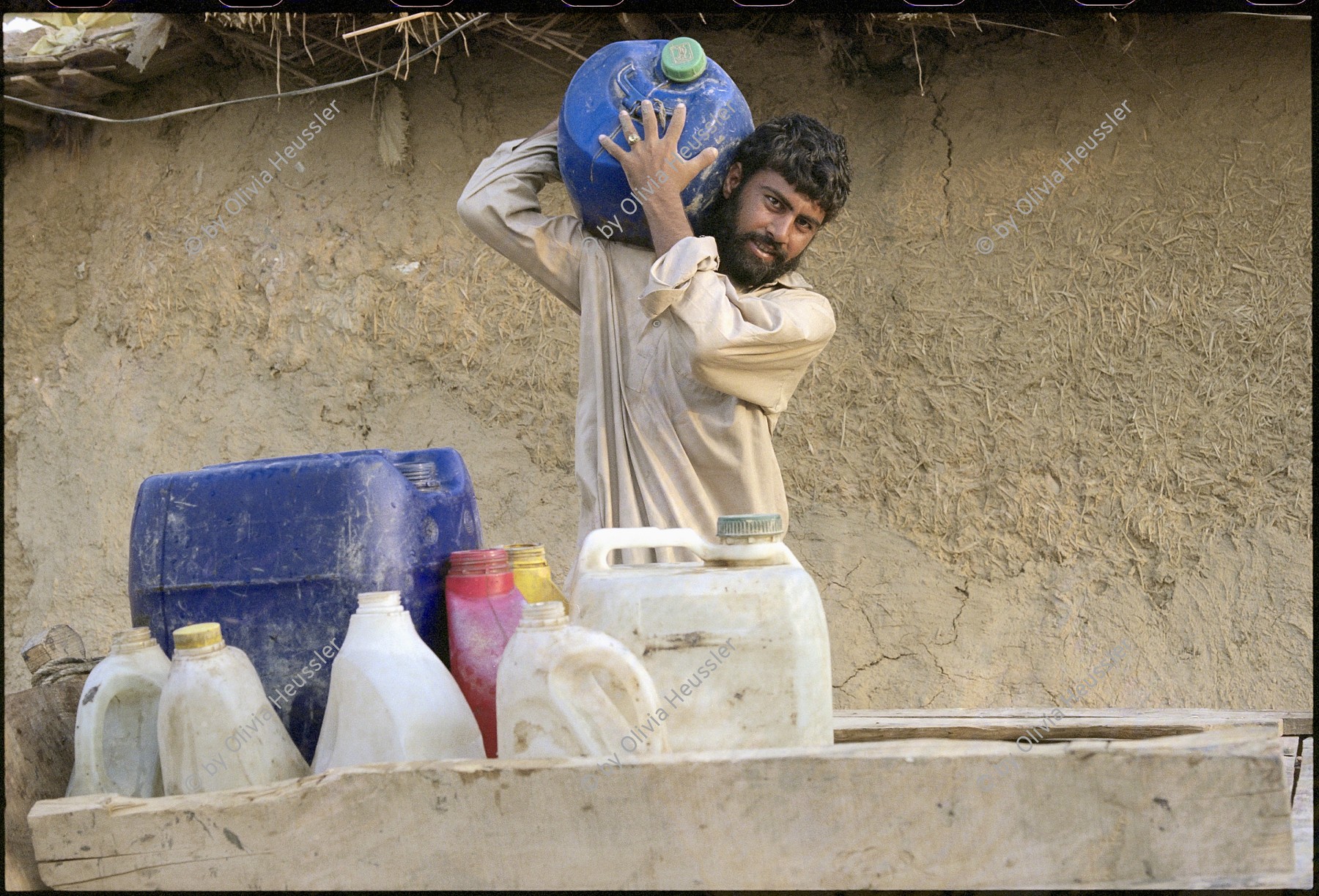 Image of sheet 20030180 photo 31: Im Flüchtlingslager des UNHCR für afghanische Flüchtlinge in Islamabad. F-11
OBJE_Pakistan: Islamabad, Slum F-11. Afghan Refugees with their kids.. 26/05/2003 Pakistan: Afghanische Flüchtlings Frauen im einzigen Lager in Islamabad. Slum F-11 26/05/2003
baby, Frauen, Kinder; Kids; Women