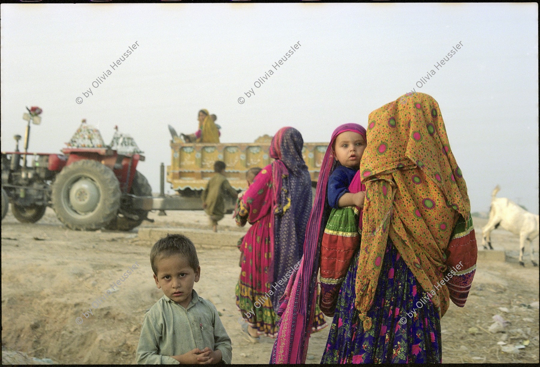 Image of sheet 20030180 photo 32: Im Flüchtlingslager des UNHCR für afghanische Flüchtlinge in Islamabad. F-11
OBJE_Pakistan: Islamabad, Slum F-11. Afghan Refugees with their kids.. 26/05/2003 Pakistan: Afghanische Flüchtlings Frauen im einzigen Lager in Islamabad. Slum F-11 26/05/2003
baby, Frauen, Kinder; Kids; Women