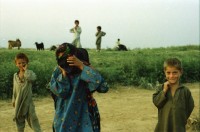 Image of sheet 20030190 photo 18: Pakistan Islamabad

Im Flüchtlingslager Slum F-11 leben 55'000- 60'000 afghanische Flüchtlinge. Die Menschen leben auf den Gräbern der Vorfahren.  Kids Kinder geschminkt Frauen mit Kindern Burka Ganzörperschleier Eine Gruppe junger Pakistani lässt neben dem Lager Drachen steigen.
Heute stehen auf dem Gelände des ehemaligen Flüchtlingslager moderne teure Wohnungen zum Kauf angeboten