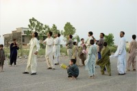Image of sheet 20030190 photo 21: Männer lassen ihre Drachen steigen Pakistan Islamabad 2003
Men and children fly kites