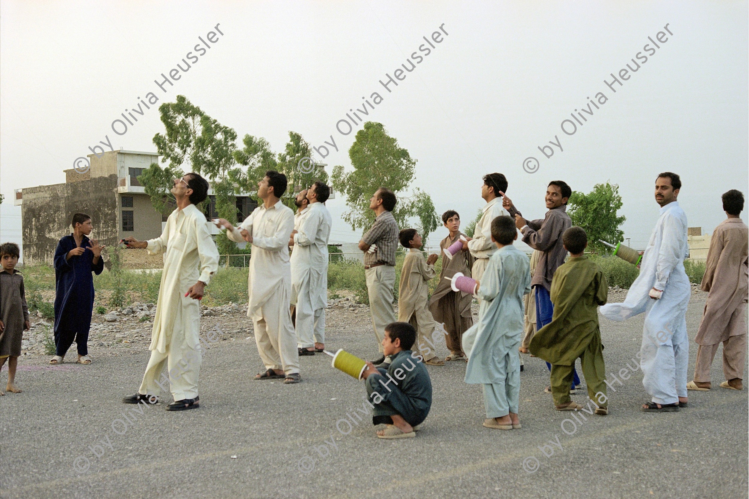 Image of sheet 20030190 photo 21: Männer lassen ihre Drachen steigen Pakistan Islamabad 2003
Men and children fly kites