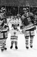 Image of sheet 20030210 photo 8: Ambri Piotta HCAP Fans aus der Innerschweiz  Biancoblu Spieler aus dem Bergdorf Fallascha Eishockey  match Gotthard Tessin Leventina Fans