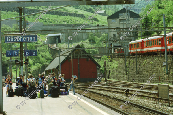 Image of sheet 20030260 photo 14: Göschenen Gotthard Bahntunnel Bahnhof Lokomotive Cargo DHL Wagon Brücke Lastwagen Stau Alis und Raoul Batantu Gordevio mit Rosen Das historische Zollhaus Dazio Grande ist heute Kulturzentrum und Restaurant und Hotel 
Autostrasse oberhalb Motto Bartola Rega Lawinengalerie
Der Gotthardtunnel oder auch Gotthard-Scheiteltunnel ist der Scheiteltunnel der Gotthardbahn und verläuft unter dem Sankt-Gotthard-Pass durch das Schweizer Gotthardmassiv. Der 15 003 Meter lange Eisenbahntunnel besteht aus einer einzelnen, doppelgleisig ausgebauten Tunnelröhre zwischen den Ortschaften Göschenen im Kanton Uri und Airolo im Kanton Tessin.