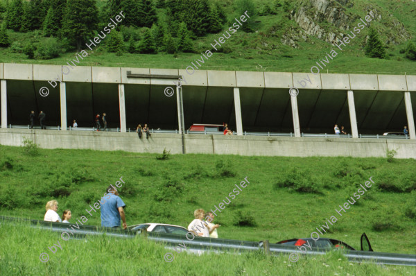 Image of sheet 20030260 photo 36: Göschenen Gotthard Bahntunnel Bahnhof Lokomotive Cargo DHL Wagon Brücke Lastwagen Stau Alis und Raoul Batantu Gordevio mit Rosen Das historische Zollhaus Dazio Grande ist heute Kulturzentrum und Restaurant und Hotel 
Autostrasse oberhalb Motto Bartola Rega Lawinengalerie
Der Gotthardtunnel oder auch Gotthard-Scheiteltunnel ist der Scheiteltunnel der Gotthardbahn und verläuft unter dem Sankt-Gotthard-Pass durch das Schweizer Gotthardmassiv. Der 15 003 Meter lange Eisenbahntunnel besteht aus einer einzelnen, doppelgleisig ausgebauten Tunnelröhre zwischen den Ortschaften Göschenen im Kanton Uri und Airolo im Kanton Tessin.