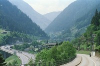 Image of sheet 20030270 photo 1: Göschenen Gotthard Bahntunnel Bahnhof Lokomotive Brücke Lastwagen Stau 
Autostrasse oberhalb Motto Bartola Rega Lawinengalerie Unfall  Tremola Stau Kurve Nationalstrasse 
Der Gotthardtunnel oder auch Gotthard-Scheiteltunnel ist der Scheiteltunnel der Gotthardbahn und verläuft unter dem Sankt-Gotthard-Pass durch das Schweizer Gotthardmassiv. Der 15 003 Meter lange Eisenbahntunnel besteht aus einer einzelnen, doppelgleisig ausgebauten Tunnelröhre zwischen den Ortschaften Göschenen im Kanton Uri und Airolo im Kanton Tessin.