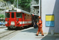 Image of sheet 20030270 photo 18: Göschenen Gotthard Bahntunnel Bahnhof Lokomotive Brücke Lastwagen Stau 
Autostrasse oberhalb Motto Bartola Rega Lawinengalerie Unfall  Tremola Stau Kurve Nationalstrasse 
Der Gotthardtunnel oder auch Gotthard-Scheiteltunnel ist der Scheiteltunnel der Gotthardbahn und verläuft unter dem Sankt-Gotthard-Pass durch das Schweizer Gotthardmassiv. Der 15 003 Meter lange Eisenbahntunnel besteht aus einer einzelnen, doppelgleisig ausgebauten Tunnelröhre zwischen den Ortschaften Göschenen im Kanton Uri und Airolo im Kanton Tessin.