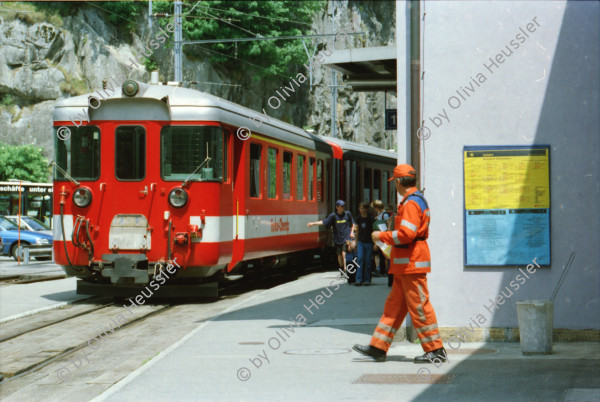 Image of sheet 20030270 photo 18: Göschenen Gotthard Bahntunnel Bahnhof Lokomotive Brücke Lastwagen Stau 
Autostrasse oberhalb Motto Bartola Rega Lawinengalerie Unfall  Tremola Stau Kurve Nationalstrasse 
Der Gotthardtunnel oder auch Gotthard-Scheiteltunnel ist der Scheiteltunnel der Gotthardbahn und verläuft unter dem Sankt-Gotthard-Pass durch das Schweizer Gotthardmassiv. Der 15 003 Meter lange Eisenbahntunnel besteht aus einer einzelnen, doppelgleisig ausgebauten Tunnelröhre zwischen den Ortschaften Göschenen im Kanton Uri und Airolo im Kanton Tessin.