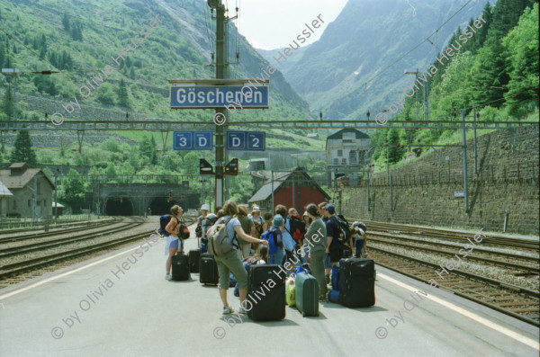 Image of sheet 20030270 photo 21: Göschenen Gotthard Bahntunnel Bahnhof Lokomotive Brücke Lastwagen Stau 
Autostrasse oberhalb Motto Bartola Rega Lawinengalerie Unfall  Tremola Stau Kurve Nationalstrasse 
Der Gotthardtunnel oder auch Gotthard-Scheiteltunnel ist der Scheiteltunnel der Gotthardbahn und verläuft unter dem Sankt-Gotthard-Pass durch das Schweizer Gotthardmassiv. Der 15 003 Meter lange Eisenbahntunnel besteht aus einer einzelnen, doppelgleisig ausgebauten Tunnelröhre zwischen den Ortschaften Göschenen im Kanton Uri und Airolo im Kanton Tessin.