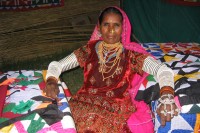 Image of sheet 20030518 photo 14: Eine Frau aus Hunza zeigt ihre Patchwork Arbeiten Pakistan

hand craft handmade woman typical traditional Islamabad