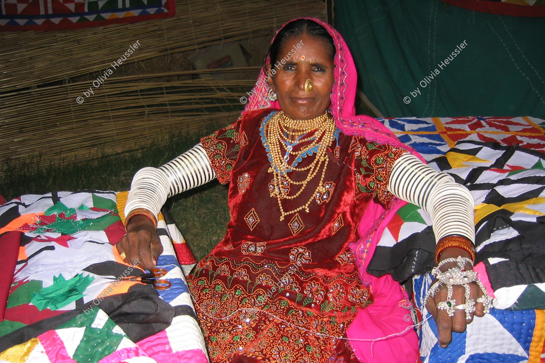 Image of sheet 20030518 photo 14: Eine Frau aus Hunza zeigt ihre Patchwork Arbeiten Pakistan

hand craft handmade woman typical traditional Islamabad