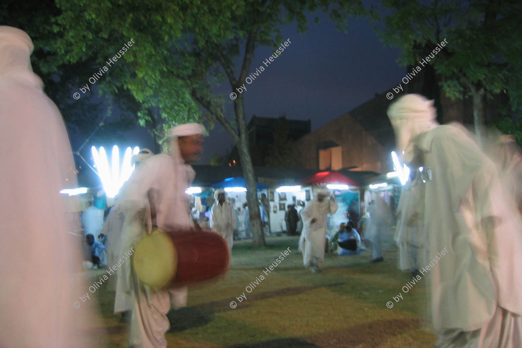 Image of sheet 20030518 photo 16: Eine Musikgruppe spielt im Dämmerlicht, Islamabad, Pakistan 2003.
 Musiker 
Männer Men Group Music tradition Folk