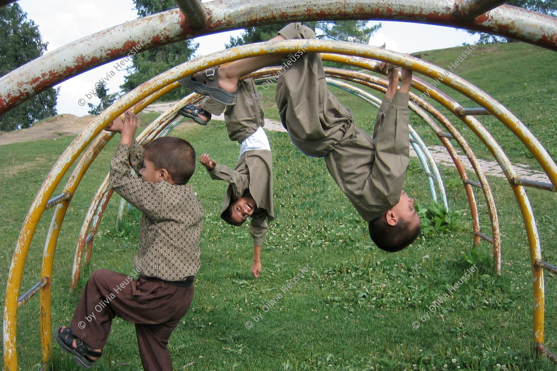 Image of sheet 20030518 photo 17: Kids playing at Ayubia National Park Playground, Pakistan 2003.

Kinder spielen auf dem Spielplatz im Ayubia National Park Pakistan