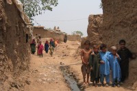 Image of sheet 20030526 photo 35: Kinder im Flüchtlingslager des UNHCR für afghanische Flüchtlinge, Islamabad, Pakistan 2003.
young refugee camp