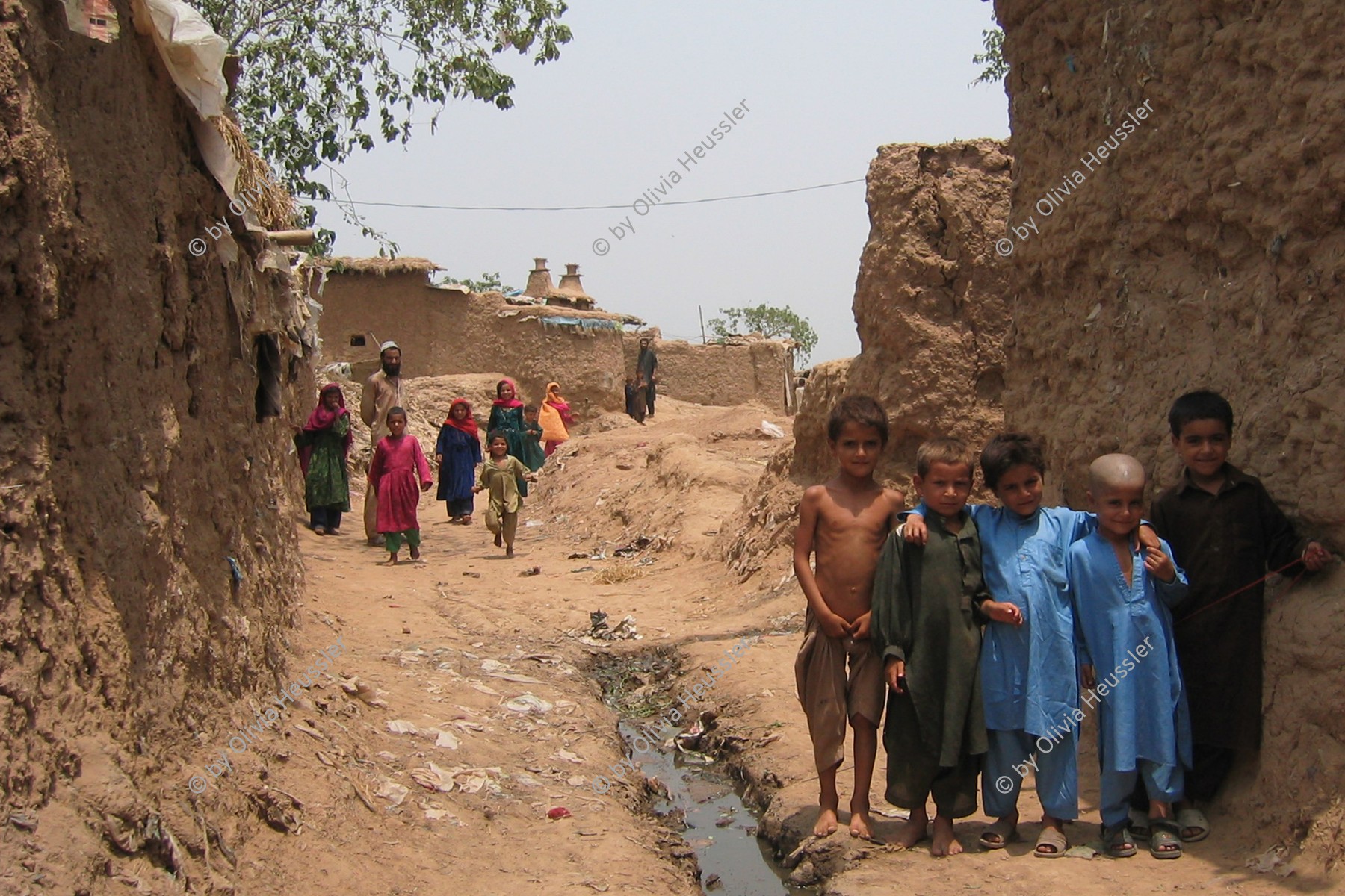 Image of sheet 20030526 photo 35: Kinder im Flüchtlingslager des UNHCR für afghanische Flüchtlinge, Islamabad, Pakistan 2003.
young refugee camp