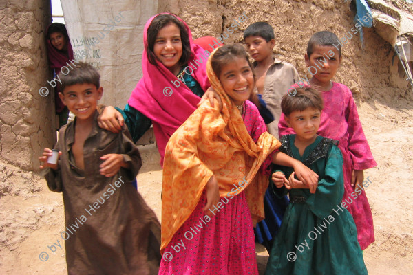 Image of sheet 20030526 photo 36: Kinder im Flüchtlingslager des UNHCR für afghanische Flüchtlinge, Islamabad, Pakistan 2003.

Gruppenbild 

Im Flüchtlingslager des UNHCR für afghanische Flüchtlinge in Islamabad. F-11