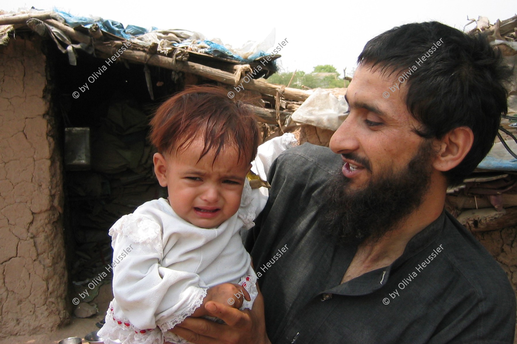 Image of sheet 20030526 photo 40: Vater mit Baby Kleinkind im Flüchtlingslager des UNHCR für afghanische Flüchtlinge in Islamabad. F-11 Pakistan