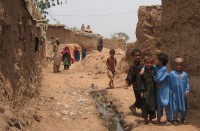 Image of sheet 20030526 photo 43: Kinder im Flüchtlingslager des UNHCR für afghanische Flüchtlinge, Islamabad, Pakistan 2003.

 young refugee camp