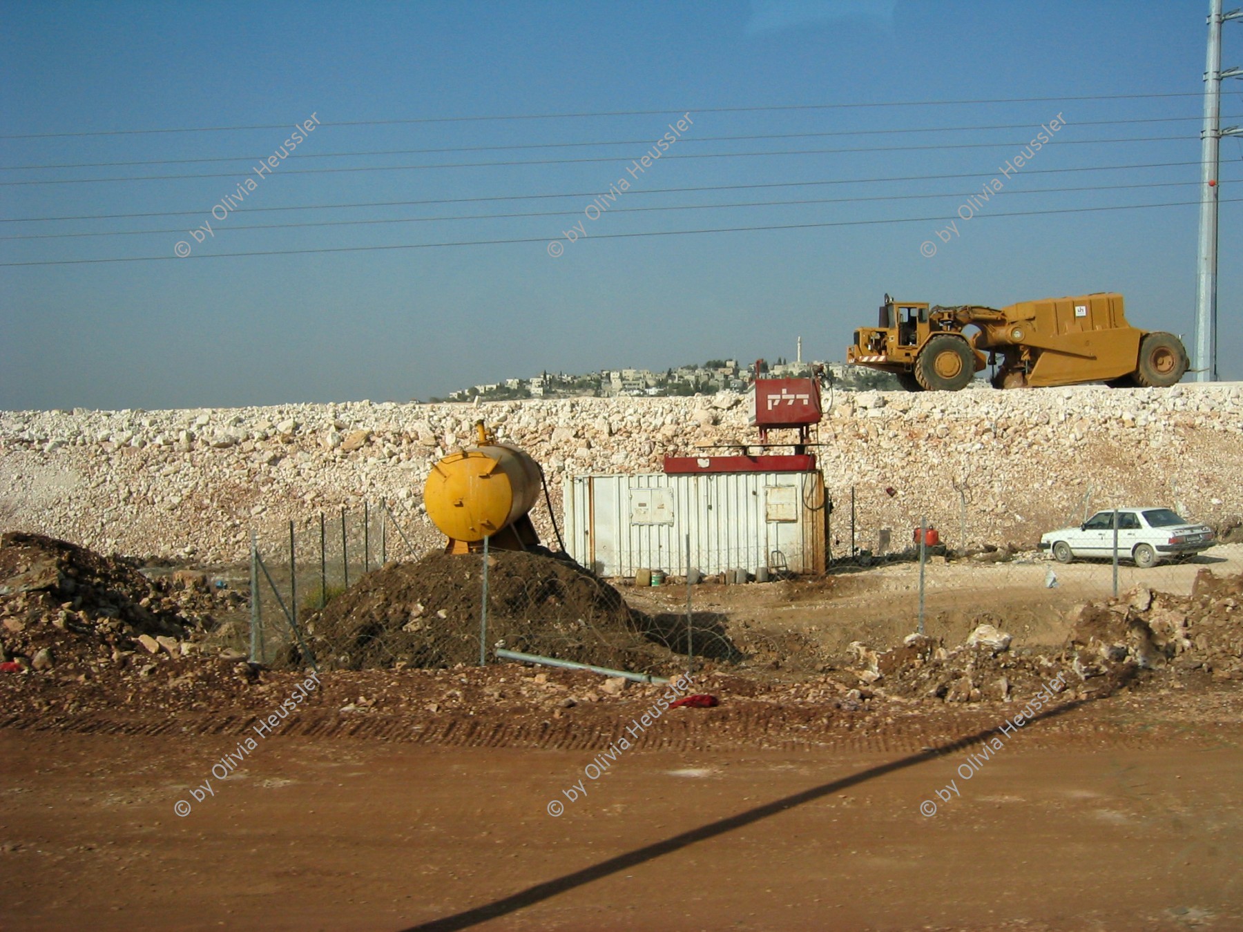 Image of sheet 20031023 photo 512: Palestine 
preparing the terrain for the Israeli security fense Wall Zaun Sicherheitszaun occupied territory Palästina Oktober 2003

√
© 2003, OLIVIA HEUSSLER / www.clic.li