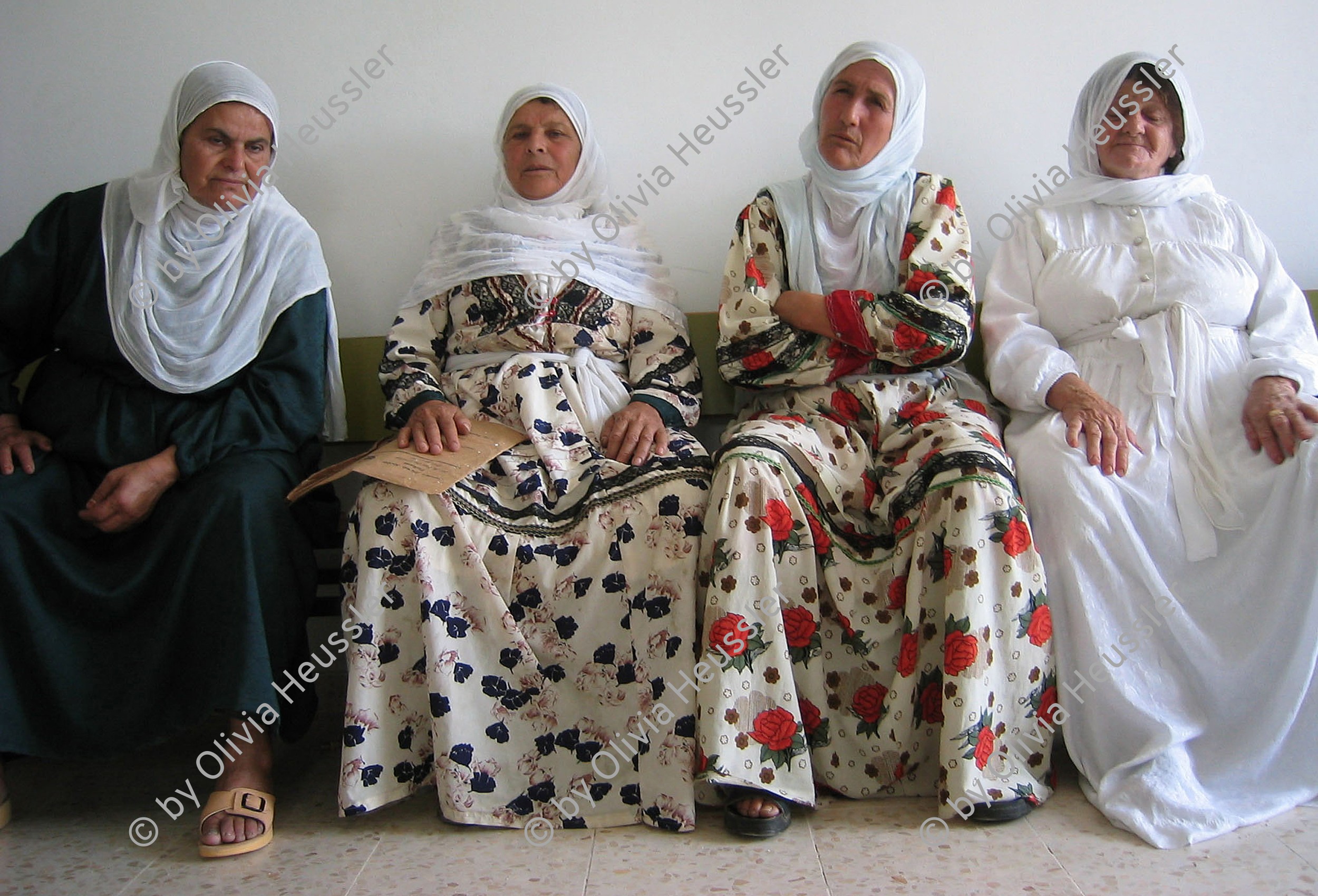 Image of sheet 20031023 photo 72: Frauen warten in der Dorfschule auf Medizinische Betreuung, Palestine 2003.
Palestine Arafat Headquater Wall Zaun Sicherheitszaun Jerusalem occupied territory Palästina Oktober 2003