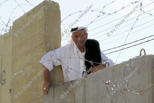 Image of sheet 20033003 photo 2: Elderly Palestinian crosses Israeli wall that will separate Abu Dis from Jerusalem, Palestine, October 2003.
Alter Palaestinenser überquert israelische Mauer die Abu Dis von Jerusalem trennen wird, Palaestina, Oktober 2003.