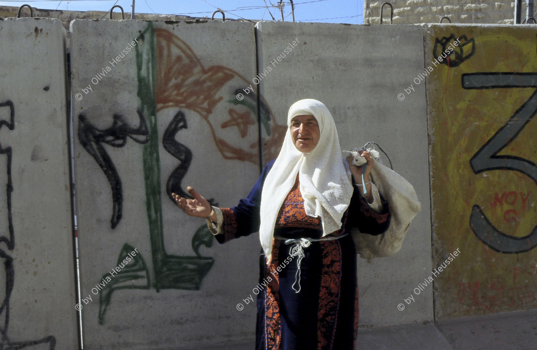 Image of sheet 20033003 photo 4: Alte Palästinenserin vor der Israelischen Sicherheits Mauer in Jerusalem Abu Dis
Israelischen Sicherheitszaun
Westbank old woman Palästina Palestine
october 2003 security fense before the wall